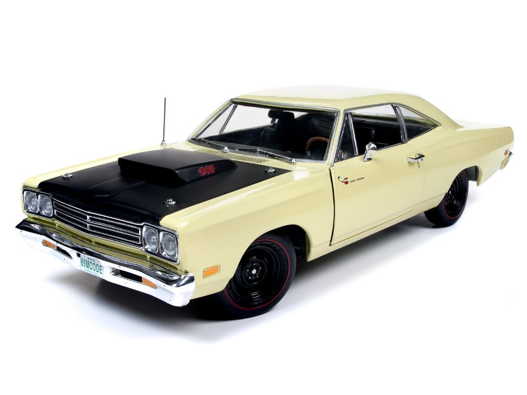 American Muscle 1/18 1969.5 Plymouth Road Runner Coupe (Class of 1969) Limited Edition Run - Sunfire Yellow