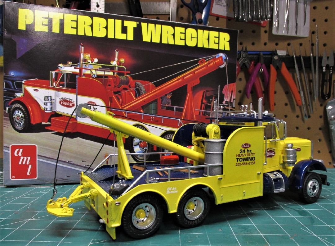 AMT Peterbilt 359 Wrecker 1/25 Model Kit (Level 3)