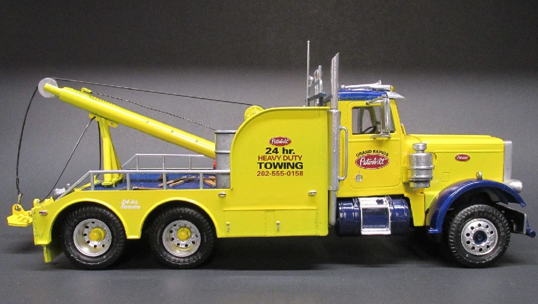 AMT Peterbilt 359 Wrecker 1/25 Model Kit (Level 3)