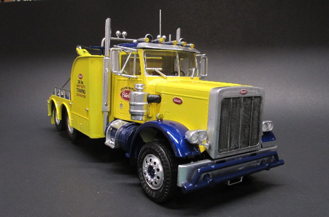 AMT Peterbilt 359 Wrecker 1/25 Model Kit (Level 3)