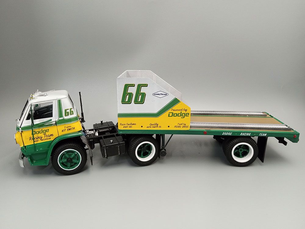 AMT 1/25 1966 Dodge L700 Truck w/ Flatbed Racing Trailer