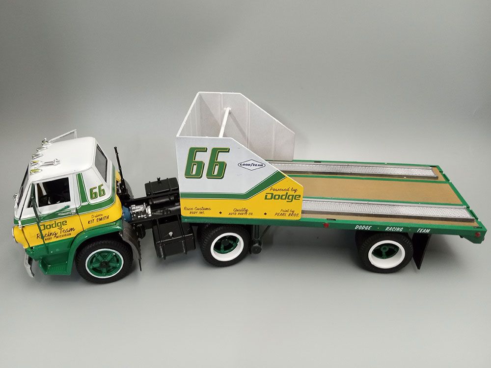 AMT 1/25 1966 Dodge L700 Truck w/ Flatbed Racing Trailer