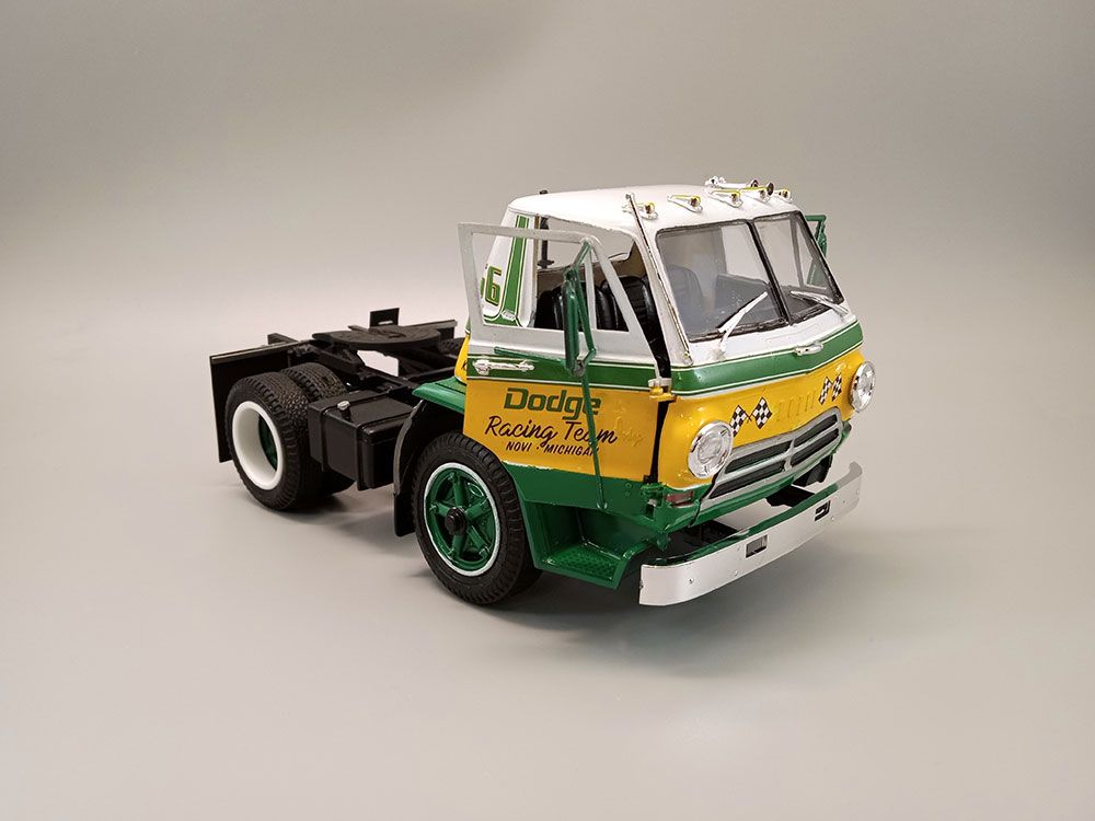 AMT 1/25 1966 Dodge L700 Truck w/ Flatbed Racing Trailer