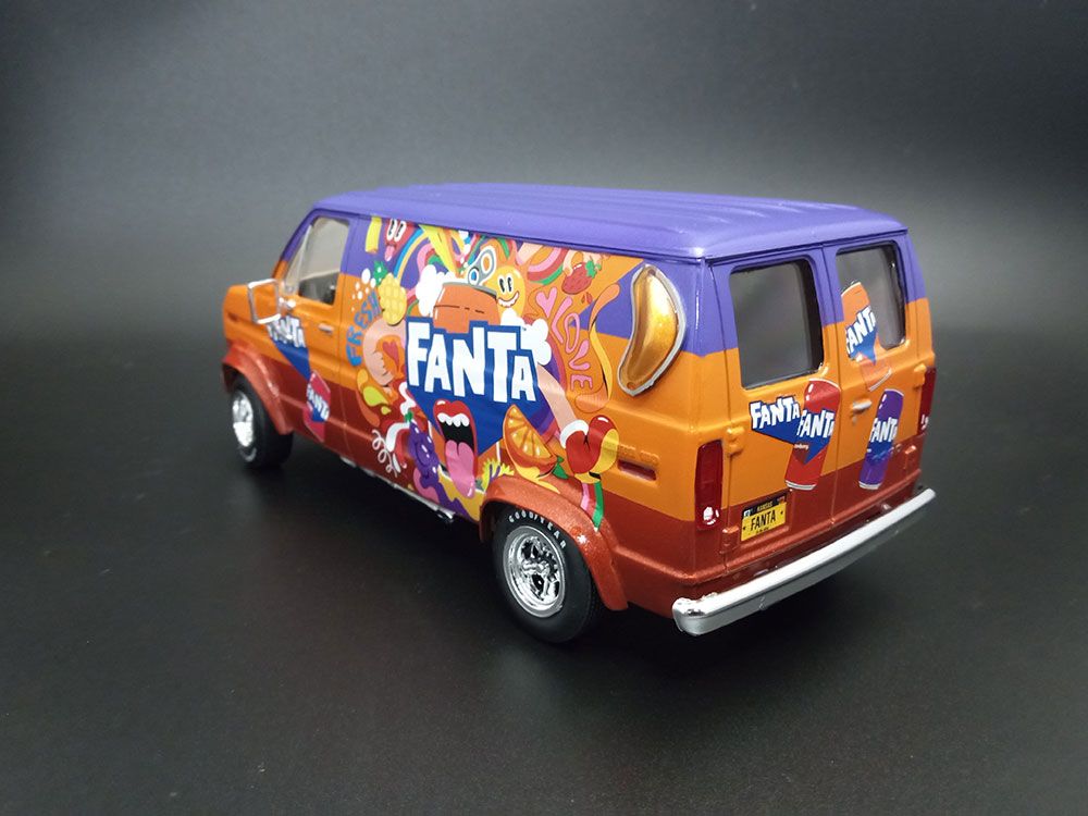 AMT 1/25 1977 Ford Custom Van Fanta (Level 2)