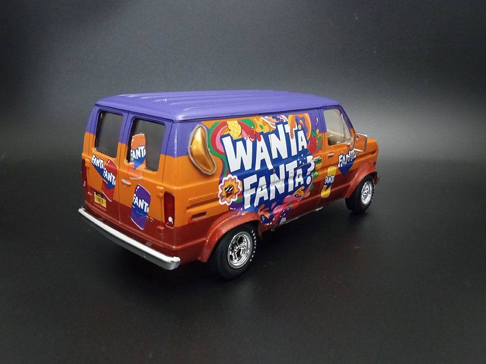 AMT 1/25 1977 Ford Custom Van Fanta (Level 2)