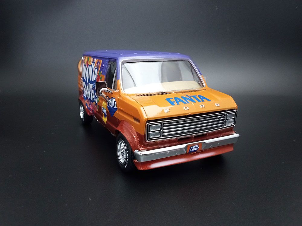 AMT 1/25 1977 Ford Custom Van Fanta (Level 2)