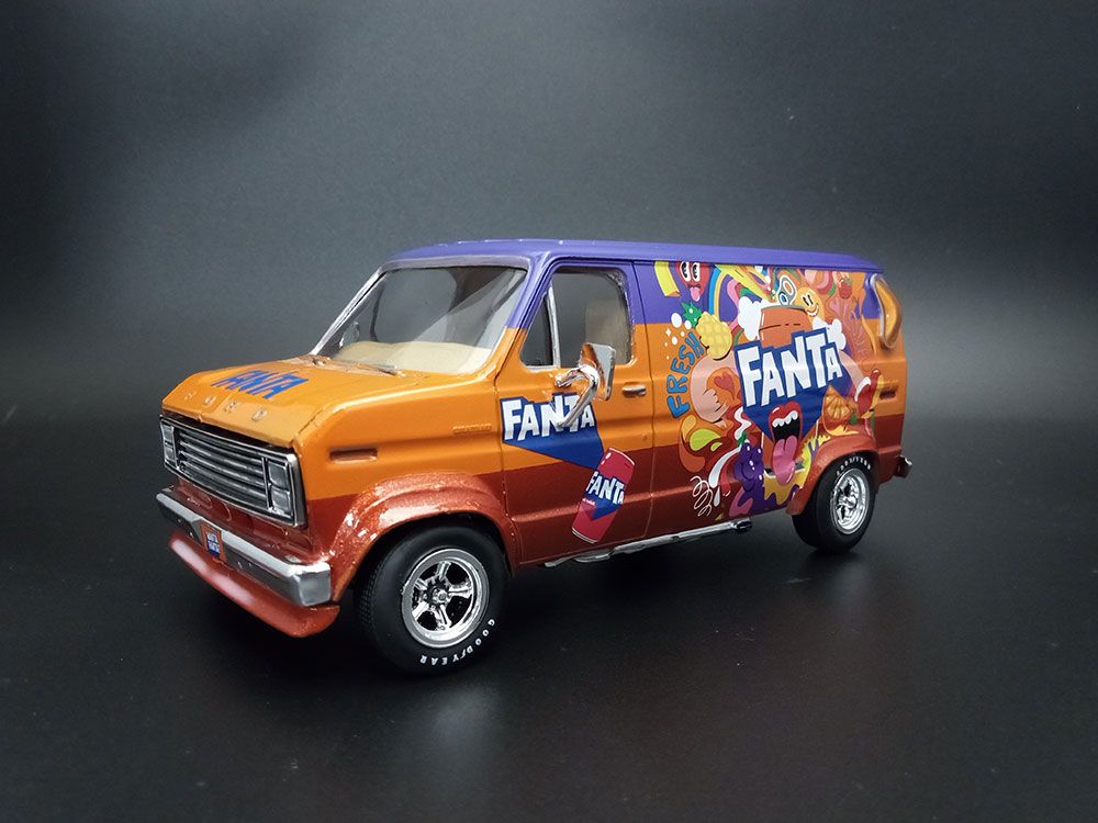 AMT 1/25 1977 Ford Custom Van Fanta (Level 2)