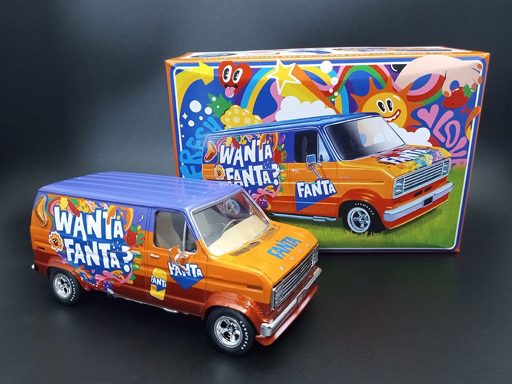 AMT 1/25 1977 Ford Custom Van Fanta (Level 2)