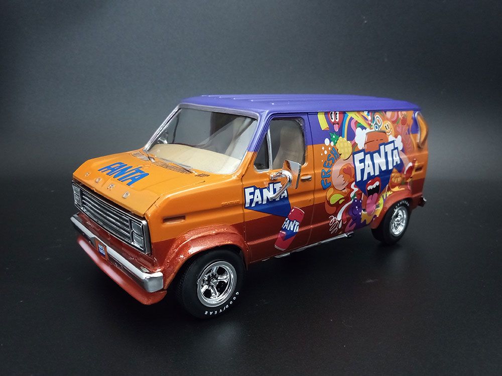 AMT 1/25 1977 Ford Custom Van Fanta (Level 2)