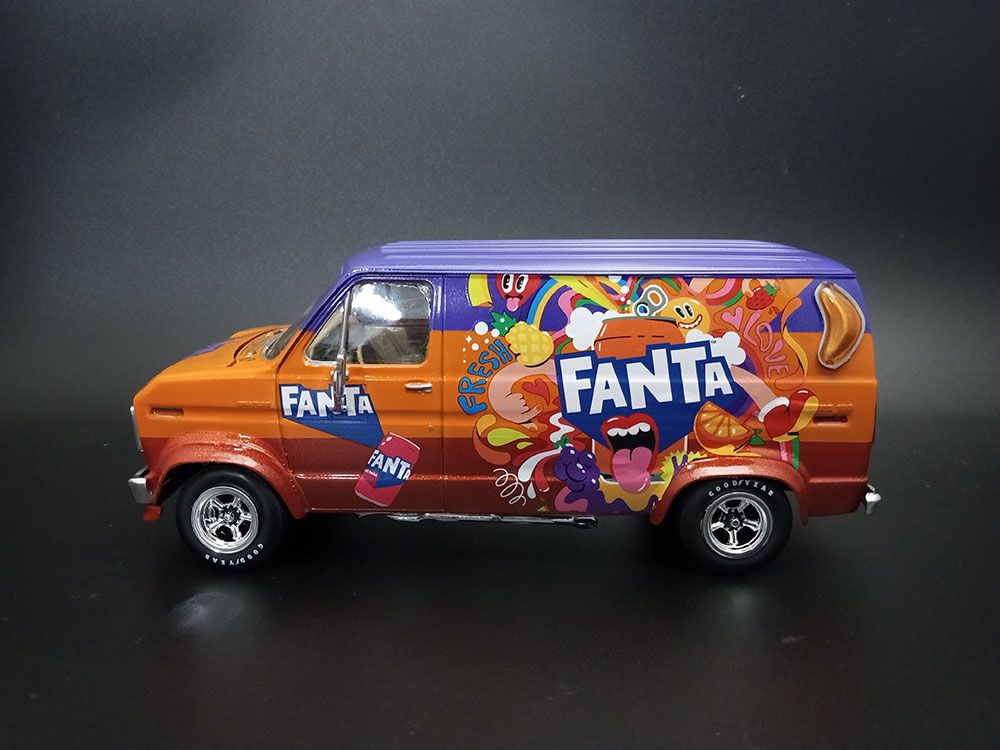 AMT 1/25 1977 Ford Custom Van Fanta (Level 2)