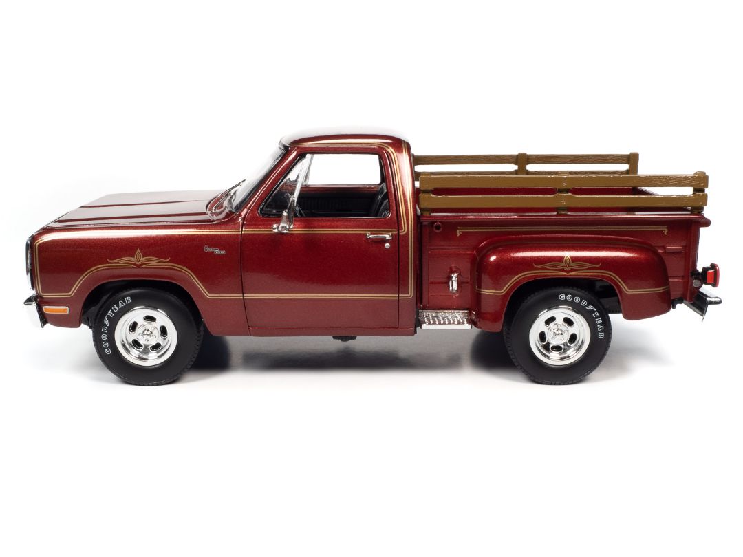 Auto World 1/18 1979 Dodge D100 Stepside Warlock II