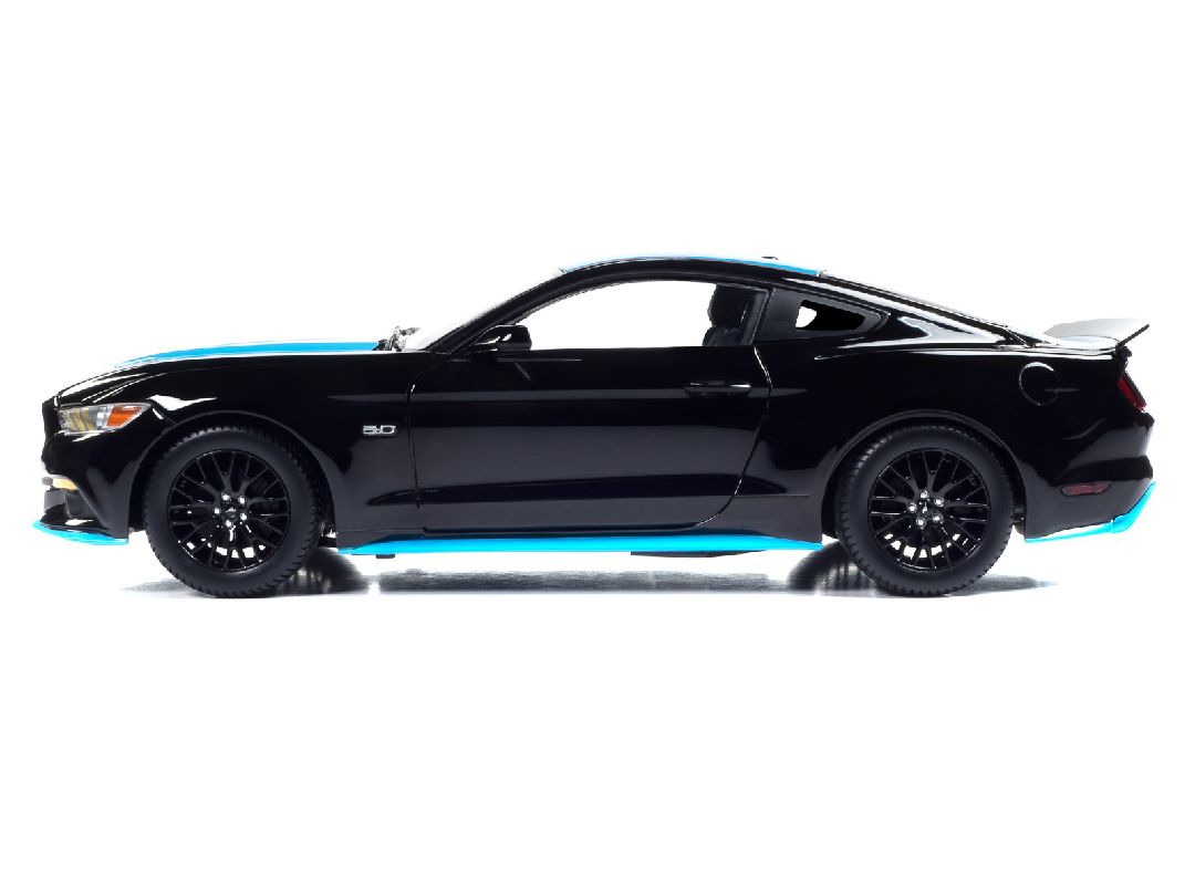 Auto World 1/18 2015 Ford Mustang Petty's Garage