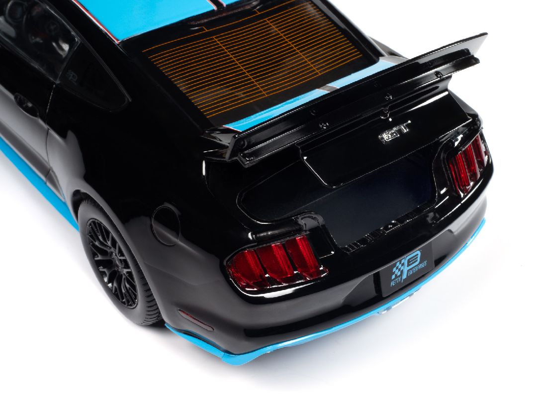 Auto World 1/18 2015 Ford Mustang Petty's Garage