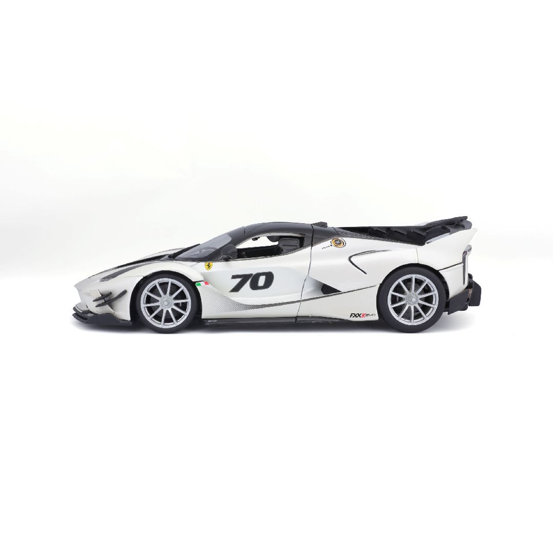 Bburago 1/18 R&P Ferrari FXX K EVO (Pearl White #70)