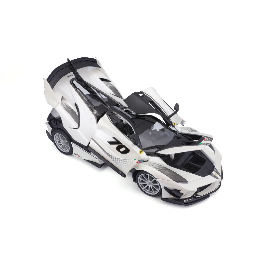 Bburago 1/18 R&P Ferrari FXX K EVO (Pearl White #70)