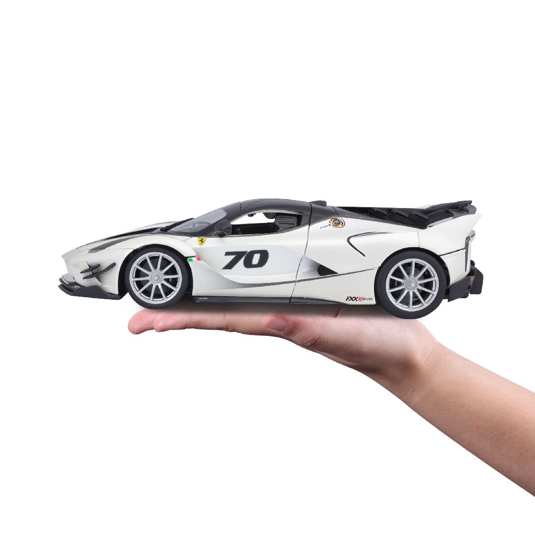 Bburago 1/18 R&P Ferrari FXX K EVO (Pearl White #70)