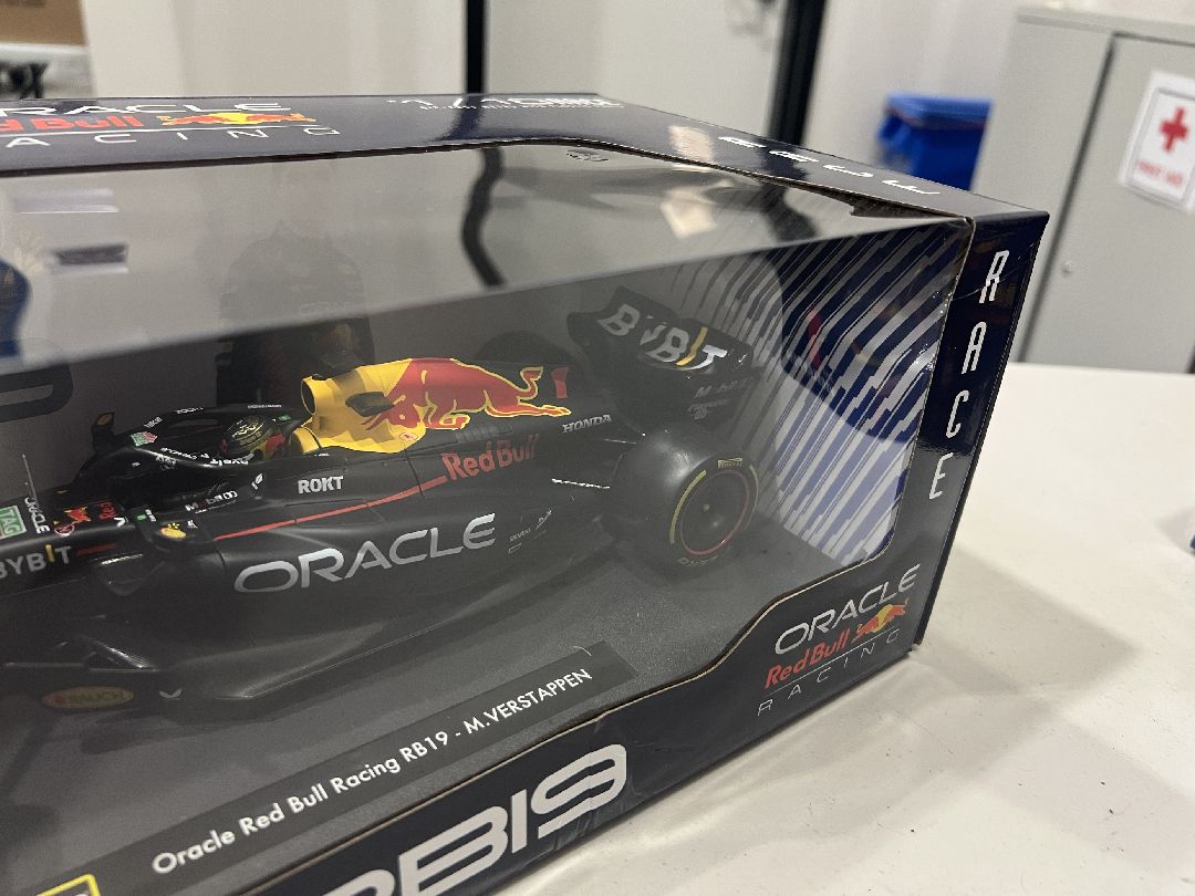 DBOX -Bburago 1/18 Red Bull RB19 (2023) w/driver (Verstappen #1)