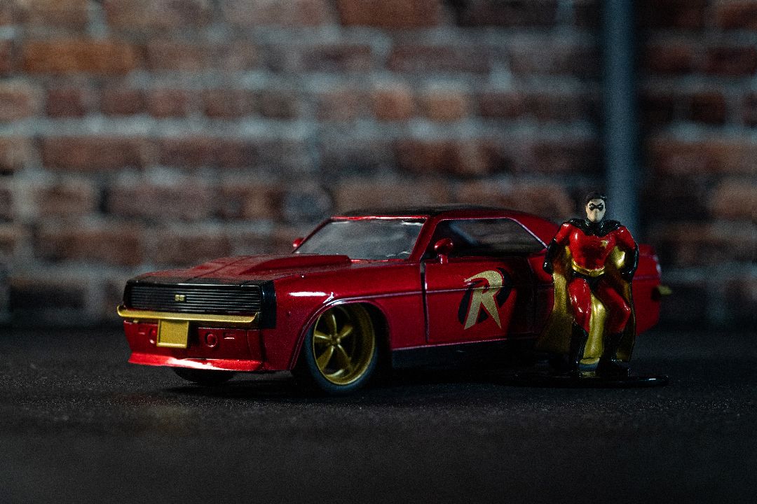 Jada 1/32 "Hollywood Rides" DC Comics 1969 Chevy Camaro w/Robin