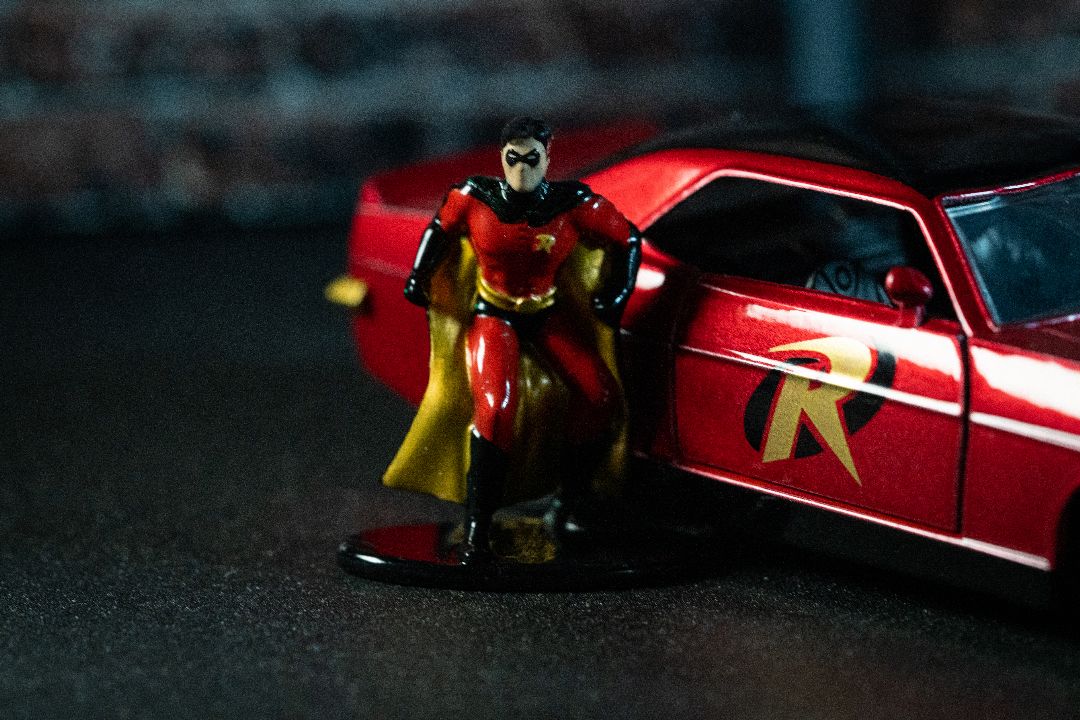 Jada 1/32 "Hollywood Rides" DC Comics 1969 Chevy Camaro w/Robin