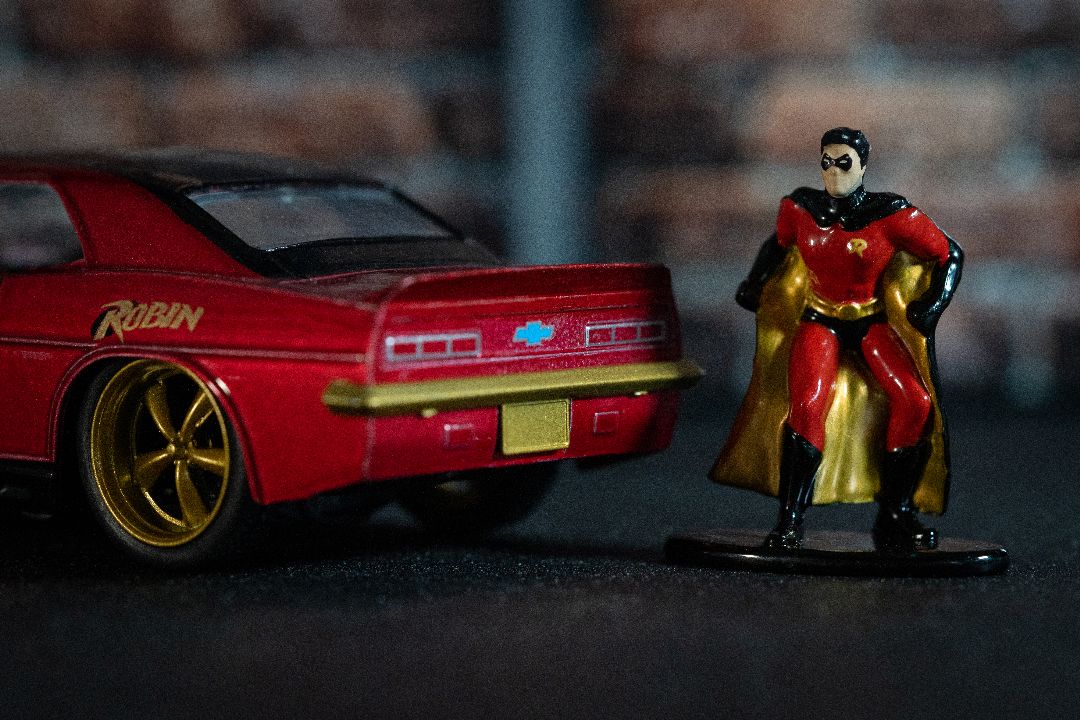 Jada 1/32 "Hollywood Rides" DC Comics 1969 Chevy Camaro w/Robin