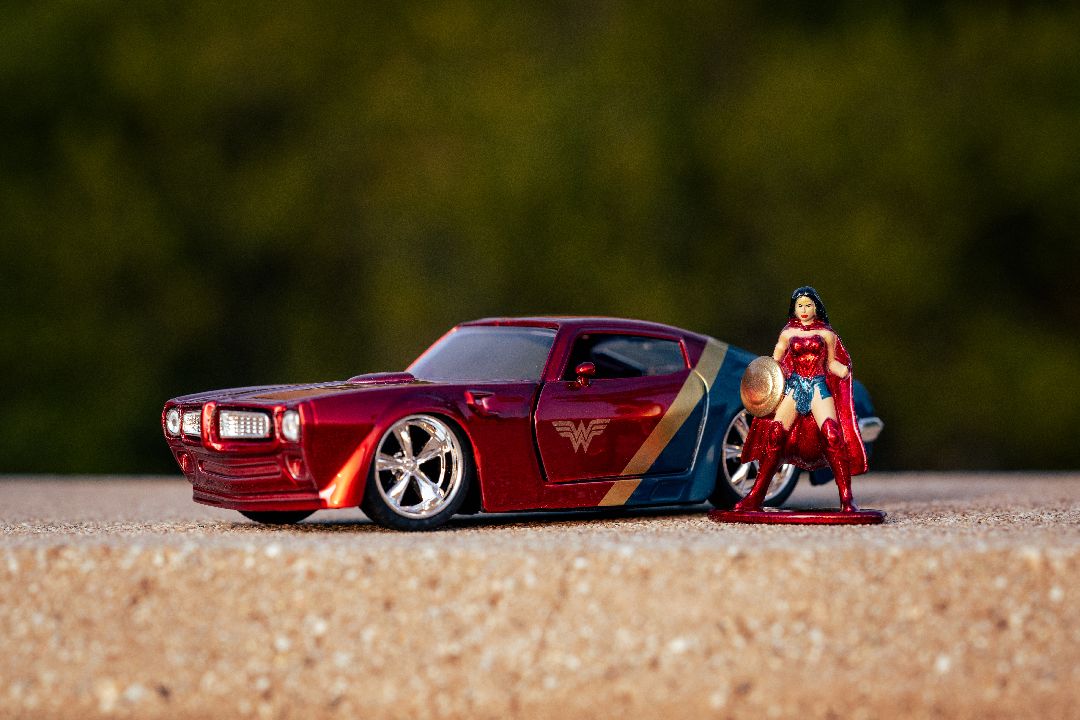 Jada 1/32 1972 Pontiac Firebird with Wonder Woman