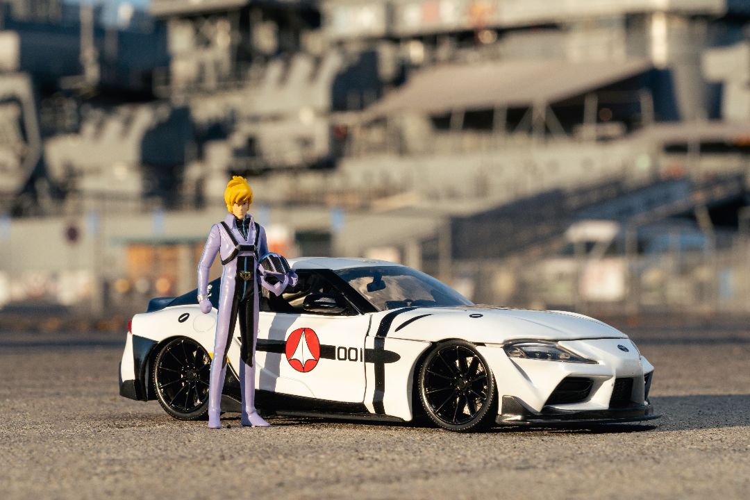 Jada 1/24 "Hollywood Rides" Robotech 2020 Supra with Roy Fokker