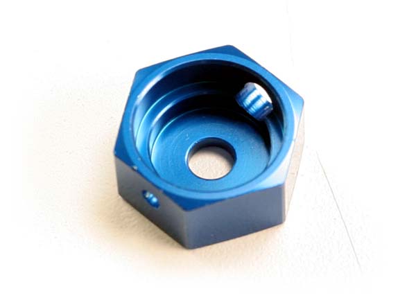 Traxxas Brake Adapter, Hex Aluminum (Blue) (For T-Maxx Steel Constant-Velocity Center Driveshafts)